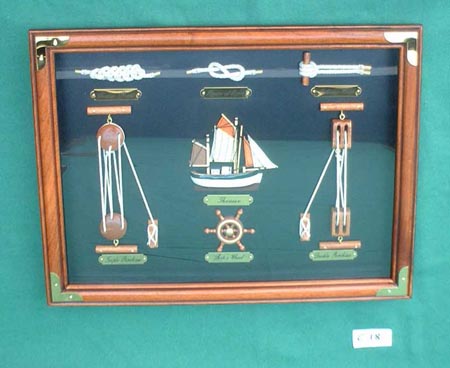 C18 - Kl. Knotentafel m.Fischerboot +6 Knoten/Ger�te